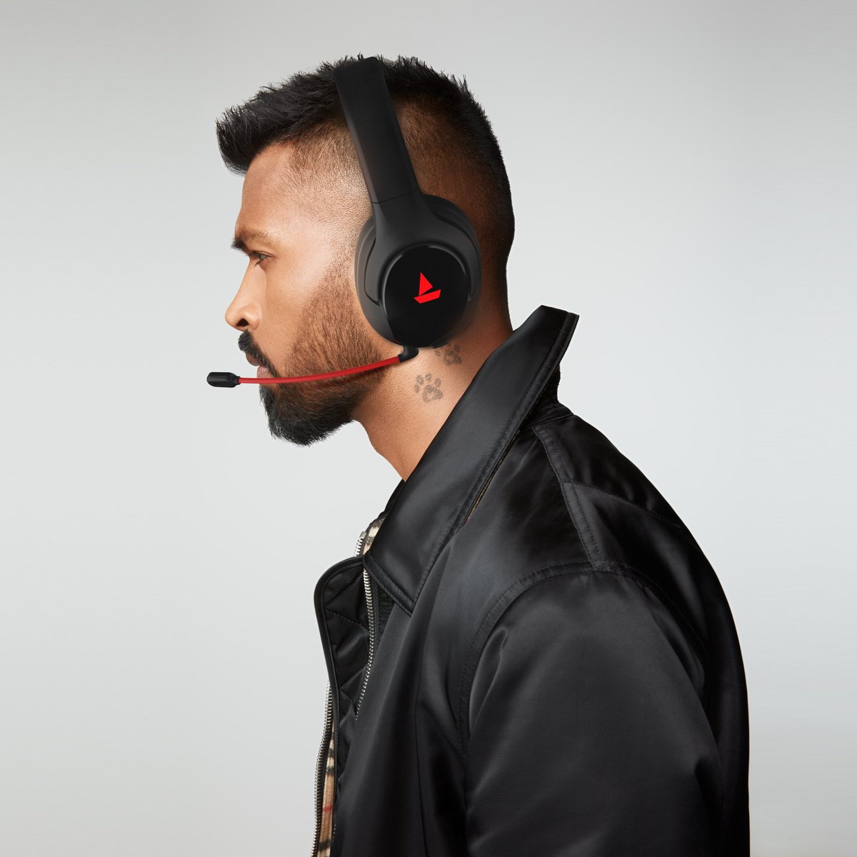 hardikpandya7's tweet photo. #Sponsored Game face 🔛 with #Immortal1300 @RockWithboAt
Grab #Immortal1300 now ➡️
#LevelUpWithboAt #boAtBigLaunch #UltimateSail https://t.co/cWhntIyWVw