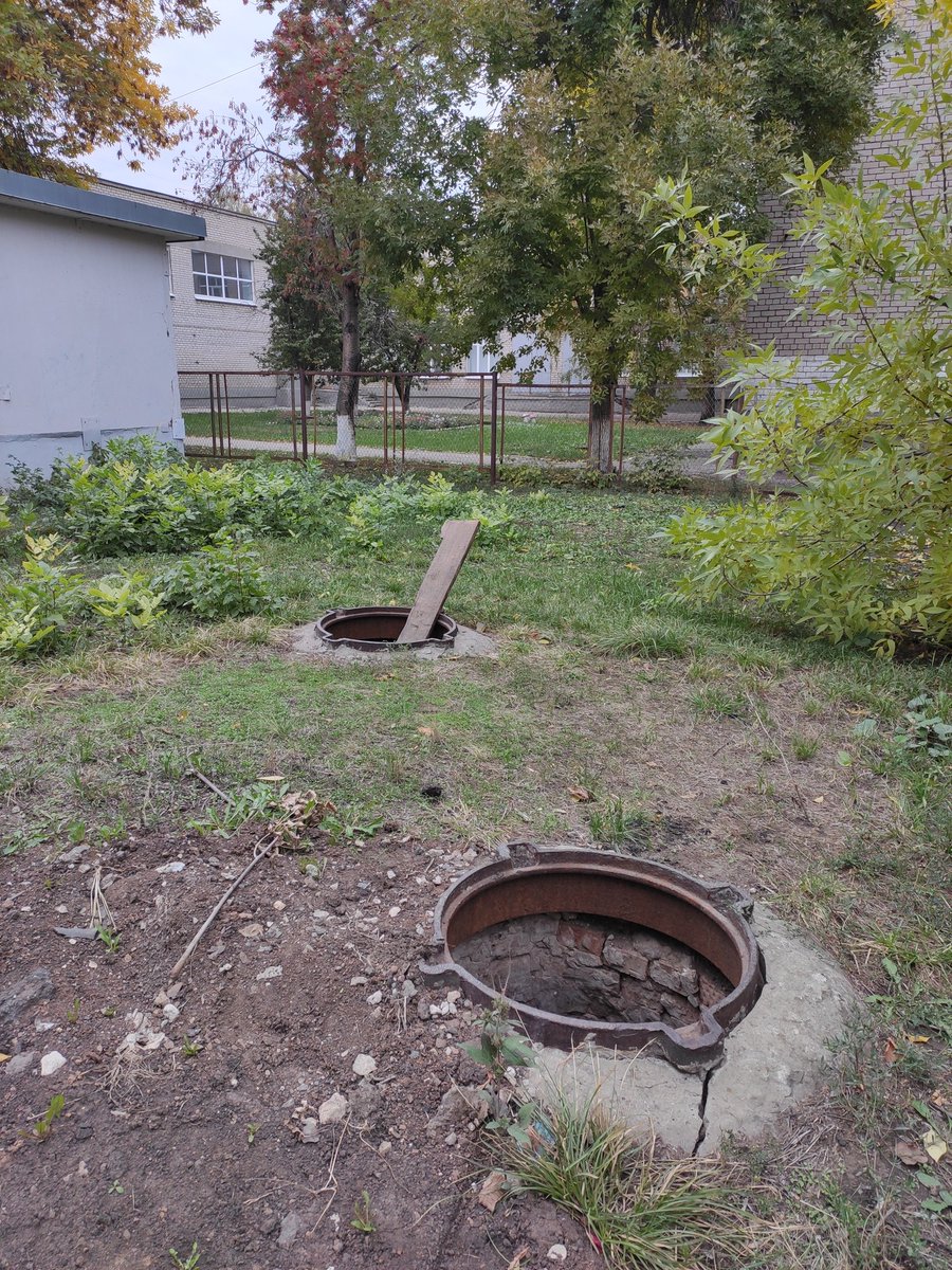 lkap08's tweet photo. @SamMobilePriem @Teploenergy63  Второй год ПТС не может закрыть колодцы перед домом по ул. Советской Армии, 161! За колодцами находится школа n167. Господа, ждёте очередной смертельной трагедии?! Или выборы прошли - теперь хоть трава не расти?! https://t.co/711yuH6EFH