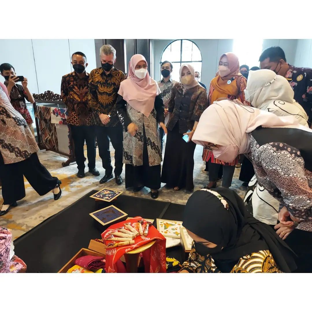 Kadis Dagin Bandung Ibu Ir.Hj Elly Wasliah selaku Ketua Harian Dekranasda Bandung mendampingi Ketua Dekranasda Bandung Ibu Hj.Siti Muntamah,S.A.P, menghadiri kegiatan pembuatan batik dan pameran batik yang bertempat di Pullman Hotels and Resorts Bandung hari Sabtu, 2 Oktober 2021
