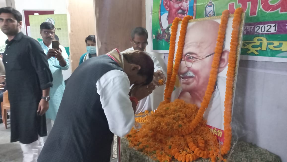 Mritunjaybihar_'s tweet photo. गांधी के सिद्धांतों से कभी हटकर नही चला। राजद के नीति गांधी की ही सिद्धांत हैं।
राष्ट्रपिता महात्मा गांधी जी को कोटि कोटि नमन।
@yadavtejashwi @RJDforIndia @patna_RJD https://t.co/NNmRjvABRI