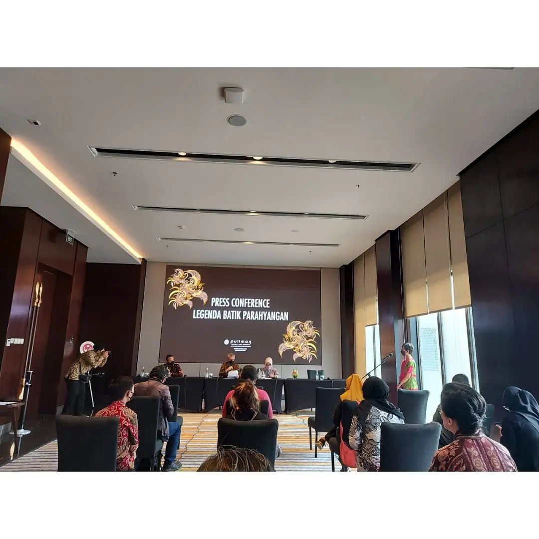 Kepala Dinas Perdagangan dan Perindustrian Kota Bandung Ibu Ir.Hj Elly Wasliah selaku Ketua Harian Dekranasda Kota Bandung mengikuti Press Conference Legenda Batik Parahyangan hari Sabtu, 2 Oktober 2021 bertempat di Pullman Hotels and Resorts Bandung