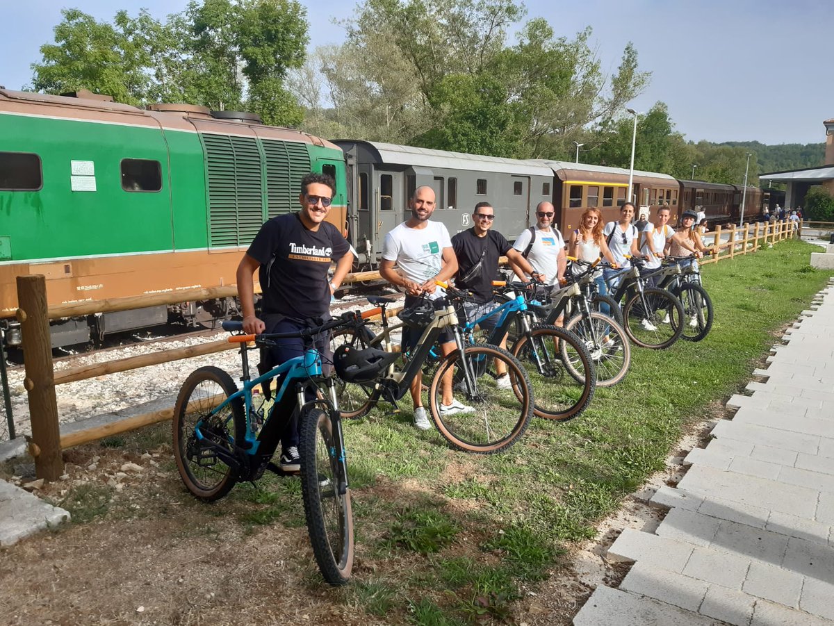 Un #autunno mite e soleggiato ci ha permesso di promuovere il #viaggio in #treno con la #Transiberianaditalia e la scoperta dell'Alto #Molise in #bicicletta.
Grazie ai tantissimi partecipanti provenienti da tutta Italia.