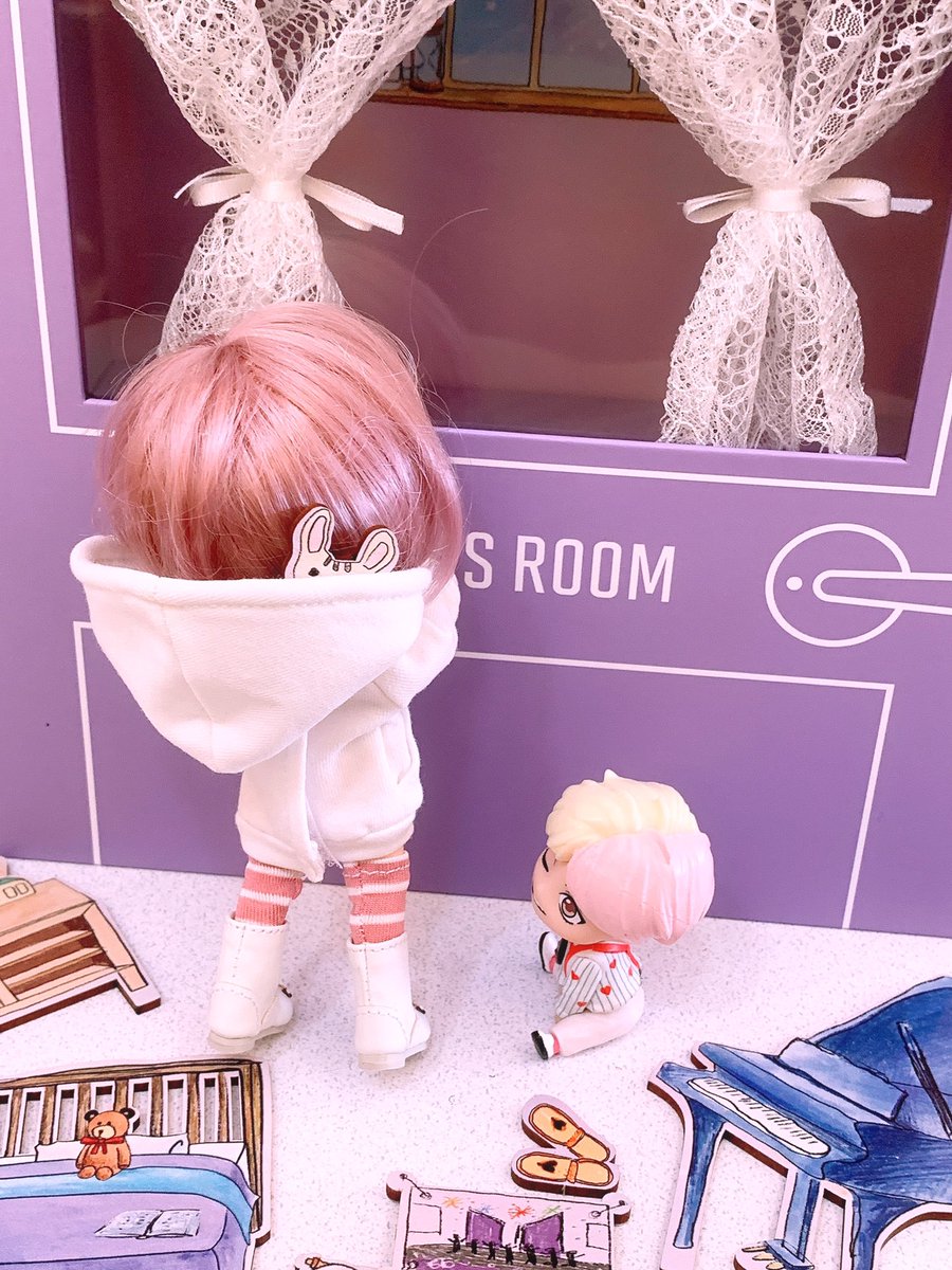 luluxlolo's tweet photo. マーチボックス3で遊んでみた😊💜

ポテト🍟狙ってるクオズㅋㅋ

#ARMYSROOM #merchbox3 #マーチボックス #marchbox #BTS #オビツ11 #Mattelxbts #btsdoll @BTS_twt https://t.co/s8AeuzX7xX
