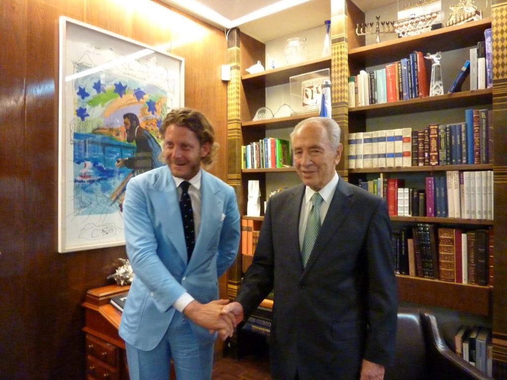 lapoelkann_'s tweet photo. Oggi il Peres Center commemora i cinque anni dalla scomparsa del Presidente. Un uomo che ha creduto nel dialogo e ha cercato la Pace. Oggi il Peres Center con il quale collaboro aiuta i ragazzi disagiati di ogni cultura e religione con visite mediche e tanto sport ⚽️#PeresAndMe https://t.co/D5479ihdl1