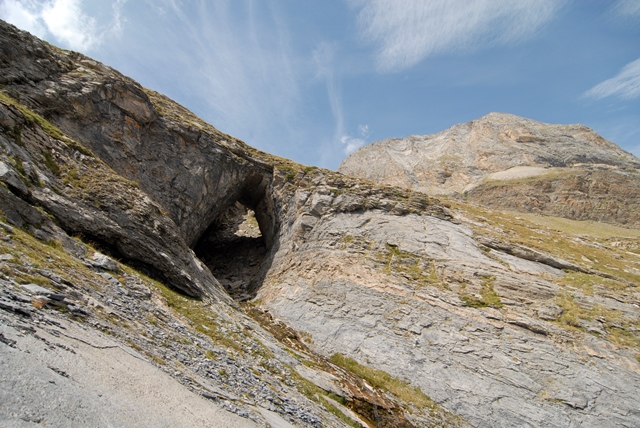 El valle de Ordiso, afluente del Ara al norte de Bujaruelo, es un paraíso kárstico de alta montaña. Sumideros, surgencias, arcos, dolinas, lapiaces… nuestra Geo-ruta 9 te conduce a este fantástico lugar. Consulta enlace en comentarios. Foto: L. Carcavilla
 #luneskársticos #IYCK