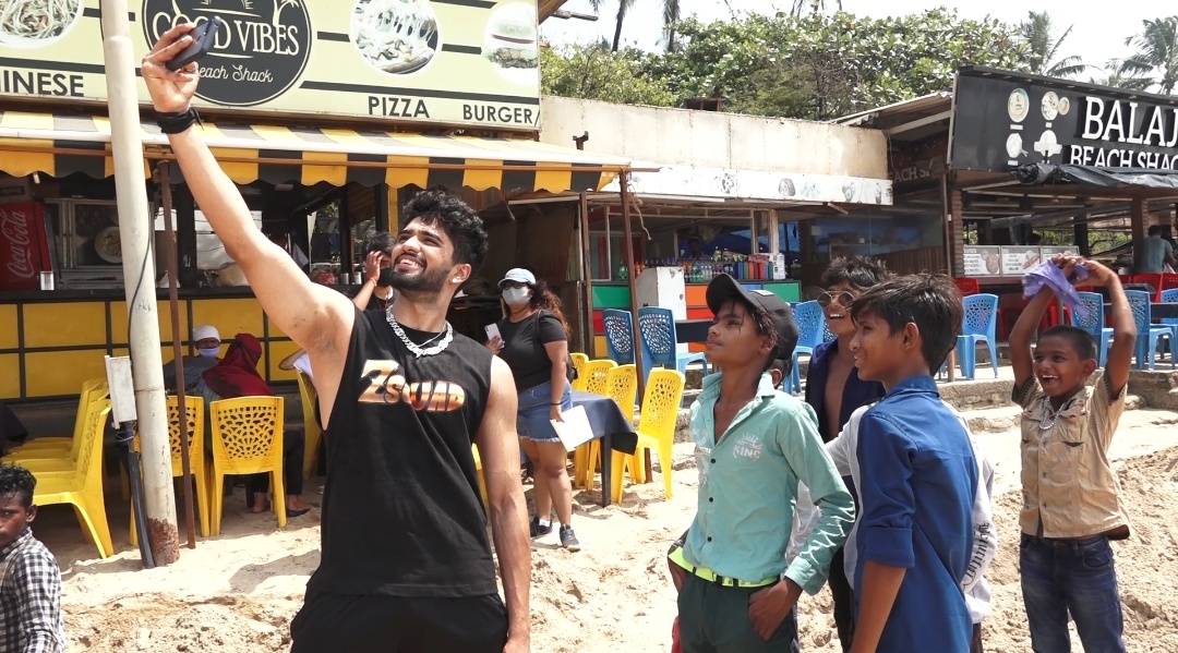 BollySpy's tweet photo. #BiggBossOTT contestant, the boy in the bath robe, #ZeeshanKhan was spotted shooting on Juhu Beach.  The actor post his shoot decided to stay back and play with the kids there who were overwhelmed to see that the actor was so grounded. https://t.co/U6cPsgC6fT