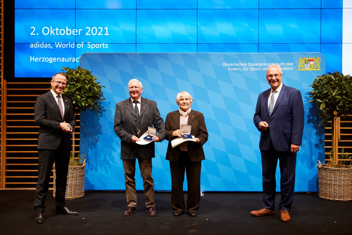 Sportminister Joachim #Herrmann hat 24 verdienten Persönlichkeiten von Turn-, Sport- und Schützenvereinen aus Nordbayern die #Ehrenmedaille für besondere Verdienste um den #Sport verliehen und ihnen für ihr Engagement gedankt! 
👉Fotos + Laudationes unter: innenministerium.bayern.de/med/aktuell/ar…