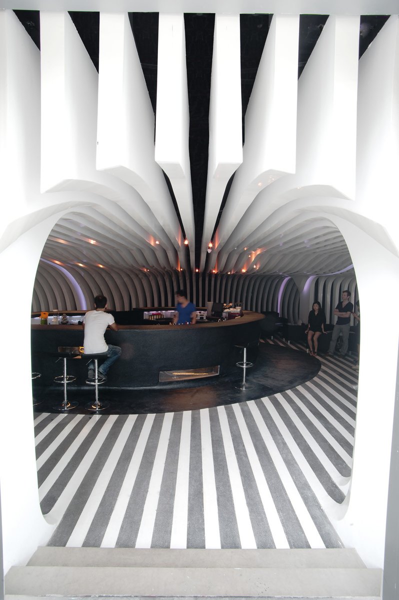 ZeBar, China --> un juego de sombras generando un espacio caverna formado por la sustracción digital de cientos de laminas de un objeto amórfico.

#3GATTI #DanieleMattioli #bar #restaurante #diseñointeriores #makeithappen #themastermakers