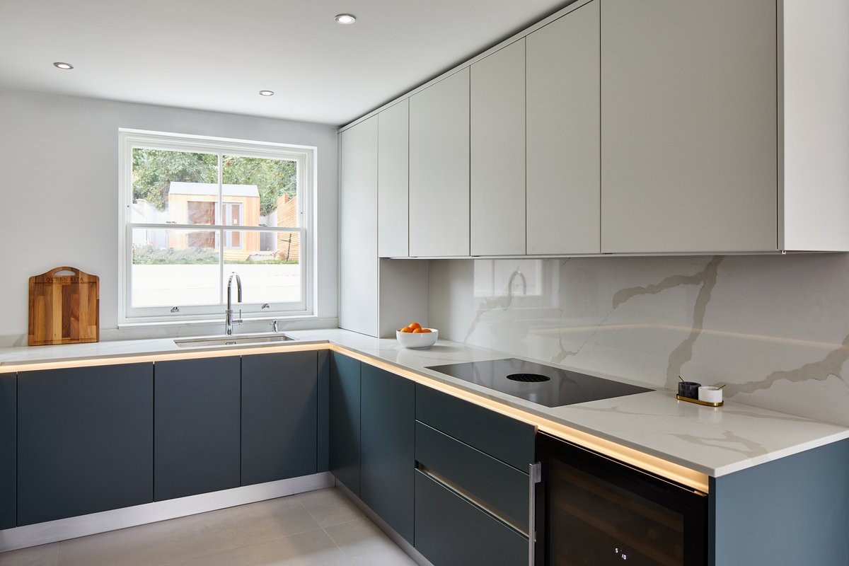 stonehamkitchen's tweet photo. Your #furryfriends are part of the family so it's important that your #kitchendesign is suitable to them too. These adorable pooches seem to be right at home in this minimalist, #handleless #kitchen from our Fusion collection, incorporating a stunning #spacetower. https://t.co/Z3tivpcrO0