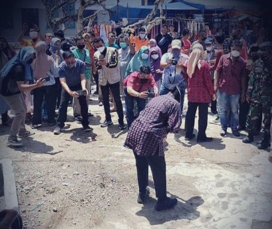 malakmalakmal's tweet photo. Banyak yg kecewa krn Perjanjian Hudaibiyah. Krn itu, saat diperintahkan menyembelih qurban, tdk ada yg bertindak. Tp ketika Rasulullah saw menyembelih, mrk pun ikut. Begitulah pemimpin berwibawa. Tp kalau pemimpin bekerja sendiri dan yg lain tidak ikutan, saatnya evaluasi diri. https://t.co/1mB6v7Drry