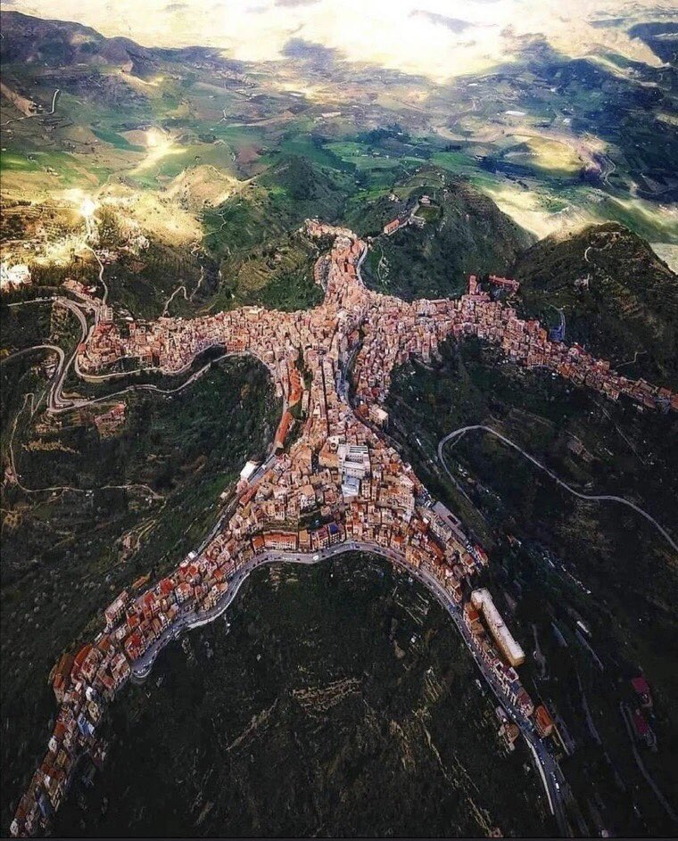 シシリー島の街を上空から見下ろすと巨大な人型に見える まるで神が何者かに殺されその屍の上に文明ができたよう Togetter