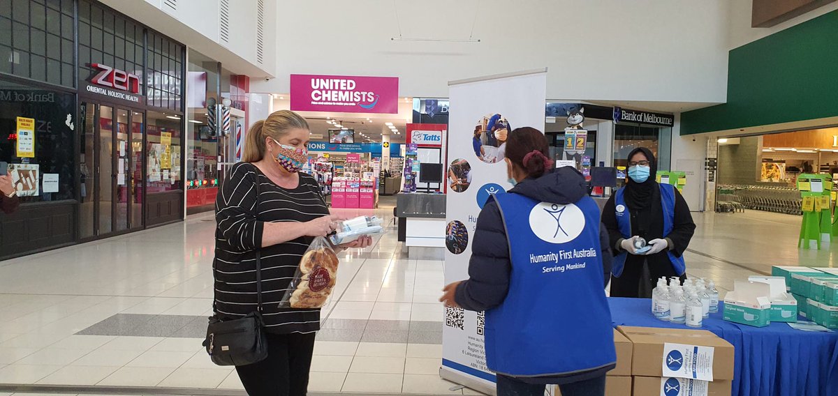 HumanityFirstAu's tweet photo. 21 Volunteers of Humanity First Australia Victoria Chapter distributed Hand Sanitizers (460), Masks (5000) and Grocery Boxes (20) to the members of local community at Marketplace shopping centre in Pakenham. #CovidVic #HumanityFirst #Viclockdown https://t.co/jW5tDfd86U