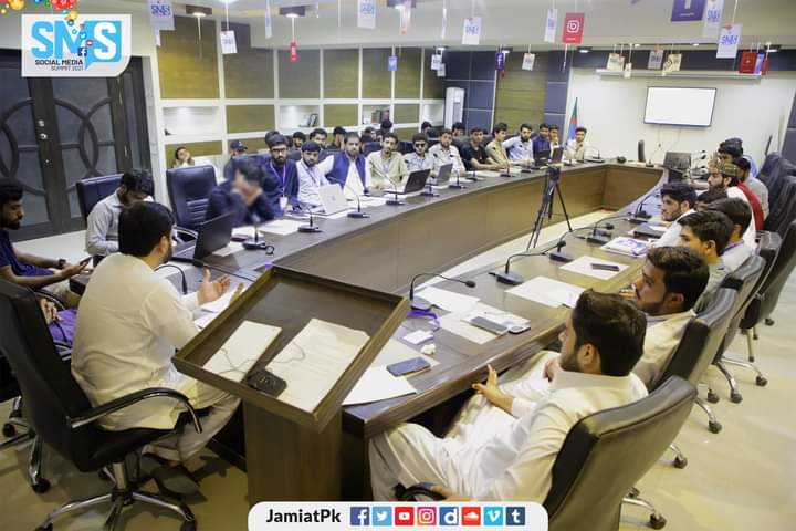 JamiatPK's tweet image. Mr. @umairidrees152 General Manager Media &amp;amp; Marketing @AlkhidmatOrg Welcomed at 5th Annual #SocialMediaSummit2021.
He Addressed the participants of #SMS2021 on topic of &quot;Campaign Development&quot;.
Mr. Adil Fiaz (Spokesperson IJT) Presented Shield to our guest Mr. Umair Idrees.