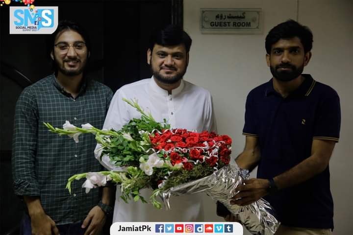 JamiatPK's tweet image. Mr. @umairidrees152 General Manager Media &amp;amp; Marketing @AlkhidmatOrg Welcomed at 5th Annual #SocialMediaSummit2021.
He Addressed the participants of #SMS2021 on topic of &quot;Campaign Development&quot;.
Mr. Adil Fiaz (Spokesperson IJT) Presented Shield to our guest Mr. Umair Idrees.