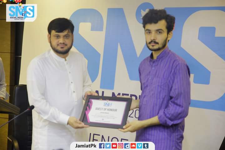 JamiatPK's tweet image. Mr. @umairidrees152 General Manager Media &amp;amp; Marketing @AlkhidmatOrg Welcomed at 5th Annual #SocialMediaSummit2021.
He Addressed the participants of #SMS2021 on topic of &quot;Campaign Development&quot;.
Mr. Adil Fiaz (Spokesperson IJT) Presented Shield to our guest Mr. Umair Idrees.