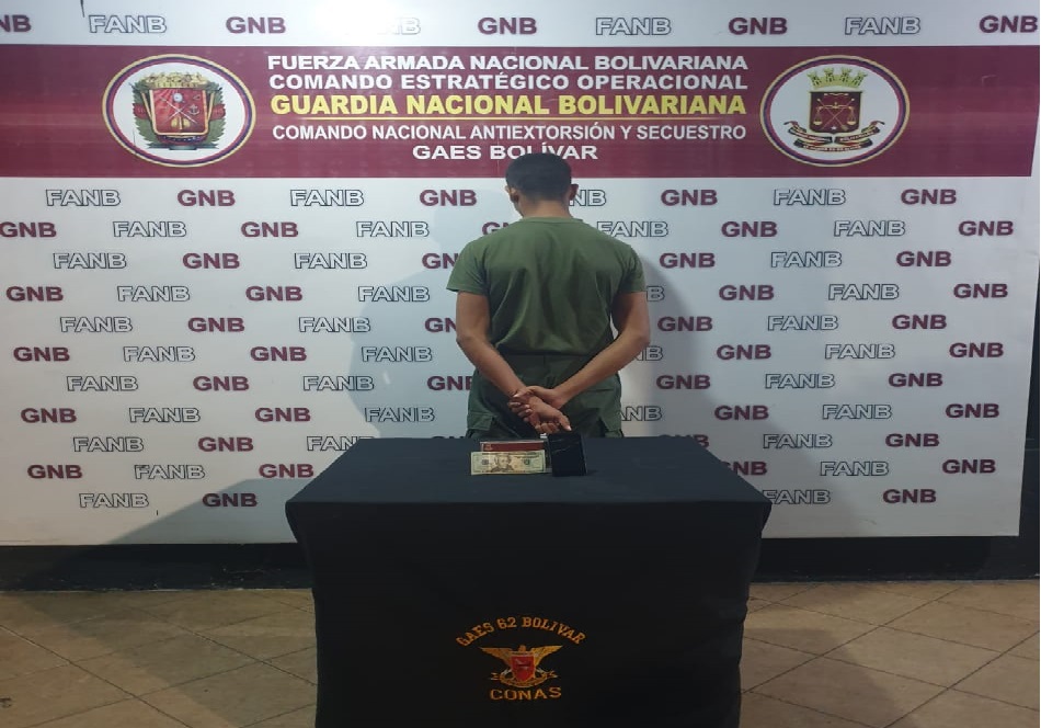 SoyNuevaPrensa's tweet photo. #Gaes detuvo a #Militar por el delito de extorsión - https://t.co/FW1RErx73H

#SoyNuevaPrensa #Armada #Castrenses #Gasolina #GNB #Sucesos https://t.co/aQAWLHecC3