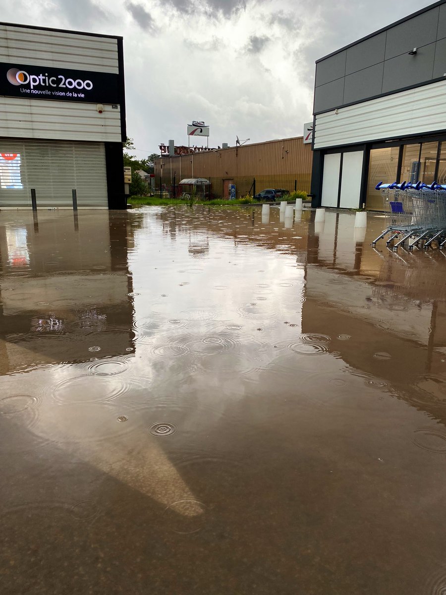 CamilleVervy's tweet photo. Les intempéries impactent également le centre Var du pays. Certains magasins n’ont plus d’électricité et les routes sont inondées. #inondations #Intemperies #Var #var83 https://t.co/hTymFrN9d3