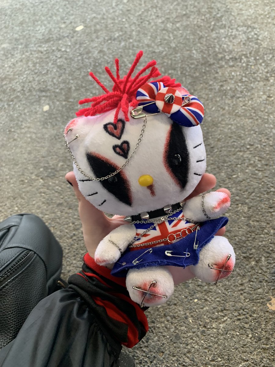 superdeadffion's tweet photo. strawberry lipstick inspired custom hello kitty 🖤❤️🖤 https://t.co/vMgCAiGOE7
