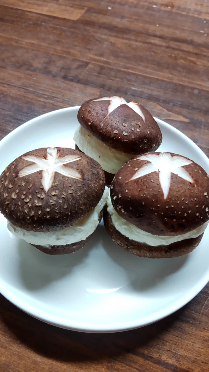 マリトッツォを椎茸で真似したらカワイイと思って？カマンベールで作った結果www