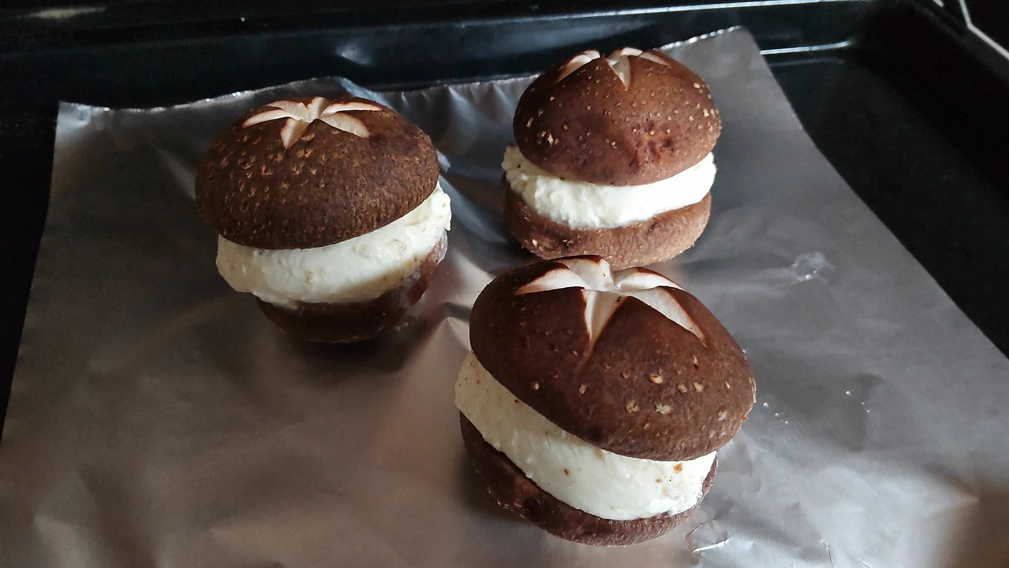マリトッツォを椎茸で真似したらカワイイと思って？カマンベールで作った結果www