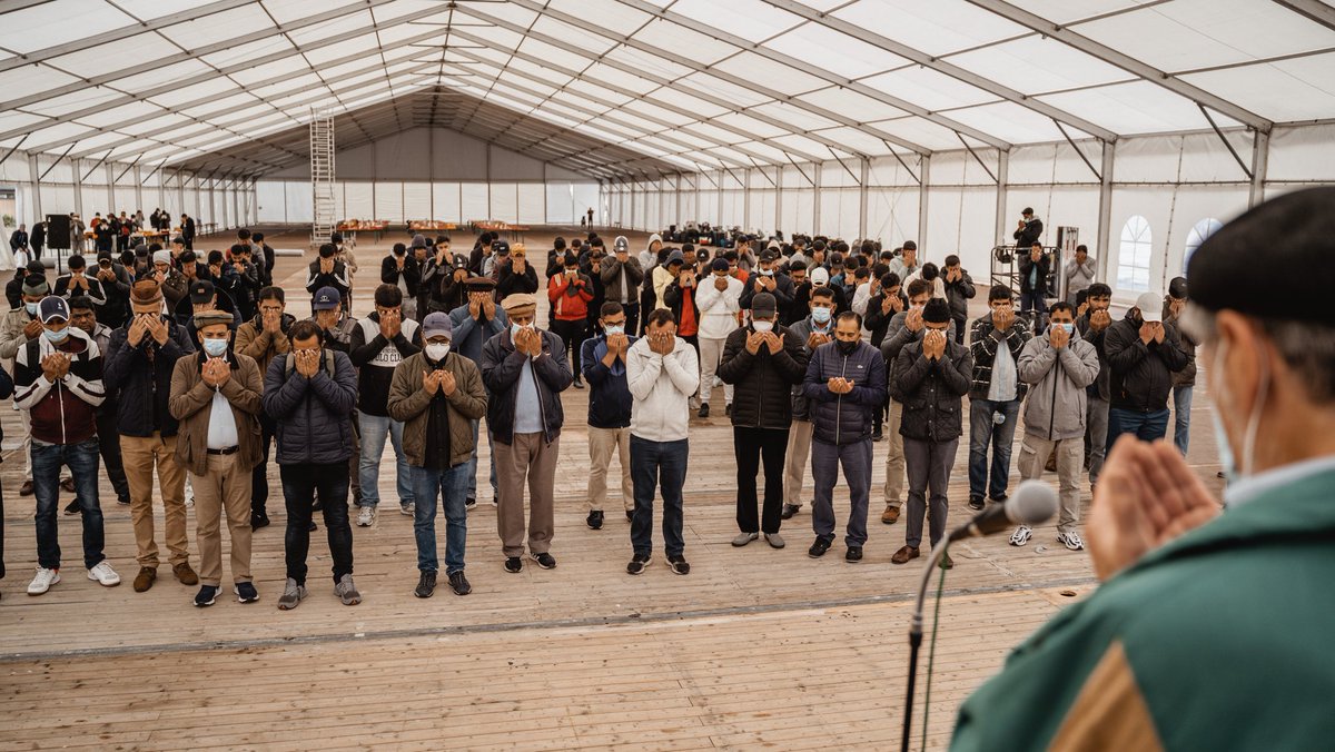JalsaGermany's tweet photo. With silent prayer, Waqar-e-Amal has started today at Mannheim Maimarkt for the 45th #JalsaGermany - please pray for the volunteers and success of Jalsa Salana. Ameen. https://t.co/ZKP7WQC7GP