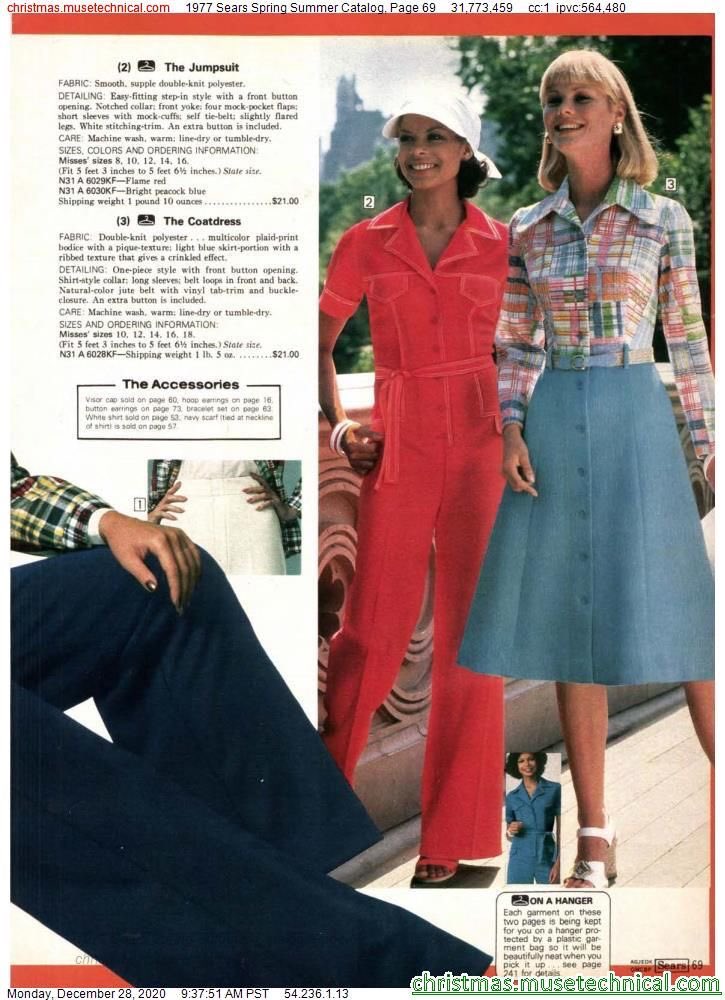 77_palabras's tweet photo. Revistas de moda del 77. Te lo resumo así muchos color, líneas horizontales, jeans y monos enterizos. 
¿Te gustaría vestirte como está época? 

#Roma5 #50HuellasET https://t.co/kAG0P3NmjM