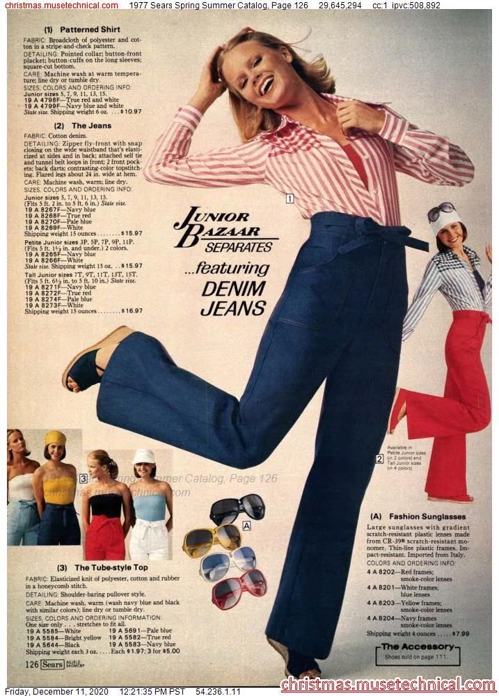 77_palabras's tweet photo. Revistas de moda del 77. Te lo resumo así muchos color, líneas horizontales, jeans y monos enterizos. 
¿Te gustaría vestirte como está época? 

#Roma5 #50HuellasET https://t.co/kAG0P3NmjM