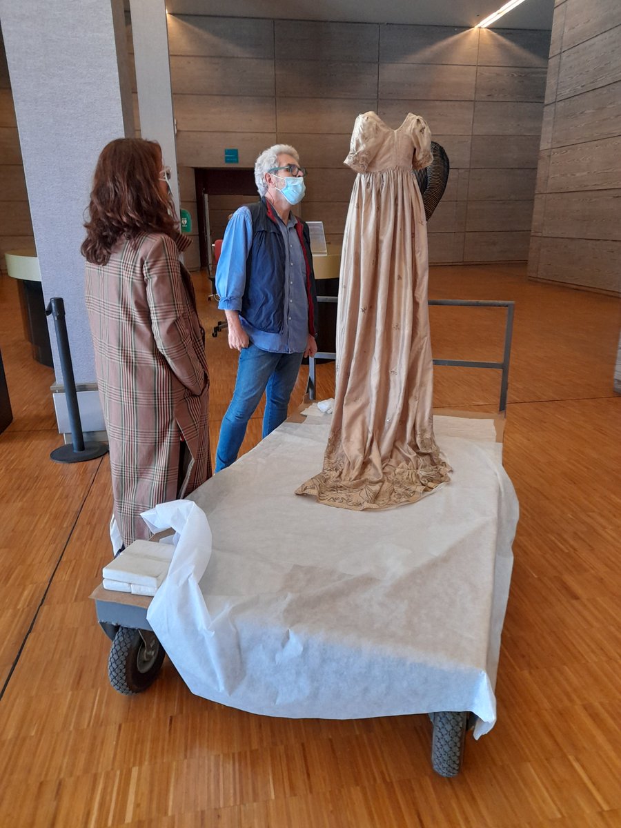 MuseodelTraje's tweet photo. ¡Semana cinéfila! 
Mañana 5 de octubre se celebran 60 años del estreno de #DesayunoConDiamantes.  
El Museo ha recibido a @vanitatis que lo celebrará con la ayuda de #LorenzoCaprile.
Y como estamos en pleno montaje, el diseñador se ha cruzado con alguna que otra pieza. 👗 https://t.co/MILj1EIT41