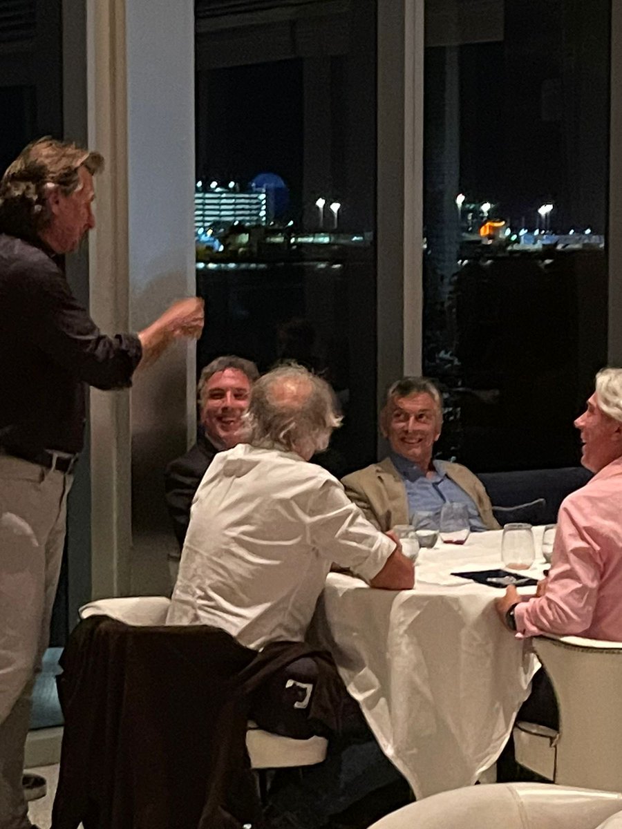lamejordata's tweet photo. Sábado a la noche en Cipriani de Miami. Macri se volvió a mostrar con Nicolás Dujovne, el desaparecido. También apareció el primo Angelo Calcaterra. De que se ríen? https://t.co/EDWuuGeSE5