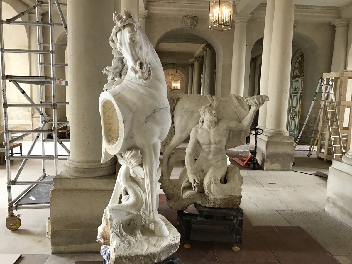 Cheval qui vient de se rendre compte avec effroi qu’on a oublié son arrière-train 
##LesAnimauxDuRoi ⁦<a href="/CVersailles/">Château de Versailles</a>⁩ 🗓 J-7
