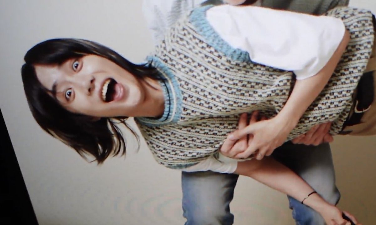 ขำ555555555555 คือบอมกยูให้ซูบินกับคังแทนแบกแล้วจะถ่ายรูปสวยๆ แต่พอเริ่มยกไปนานๆก้ไม่ไหว บอมเลยรีบกดถ่ายก่อนจะร่วง บอมบอก “ถึงฉันจะล้มลงไป แต่เซ้นส์วาไรตี้ของฉันก้ไม่แผ่วเลย” จิตสำนึกมือโปร เปนคนที่สกิลวาไรตี้สูงปรี๊ดจริงๆ