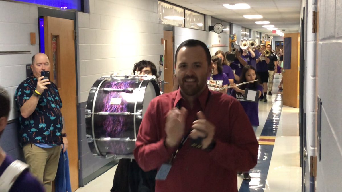 BoerneFineArts's tweet photo. Spreading fun this morning with a select group of @boernehighschool Band students marching the halls at @curingtonelem - Happy Monday! https://t.co/UIkQo0AX8w