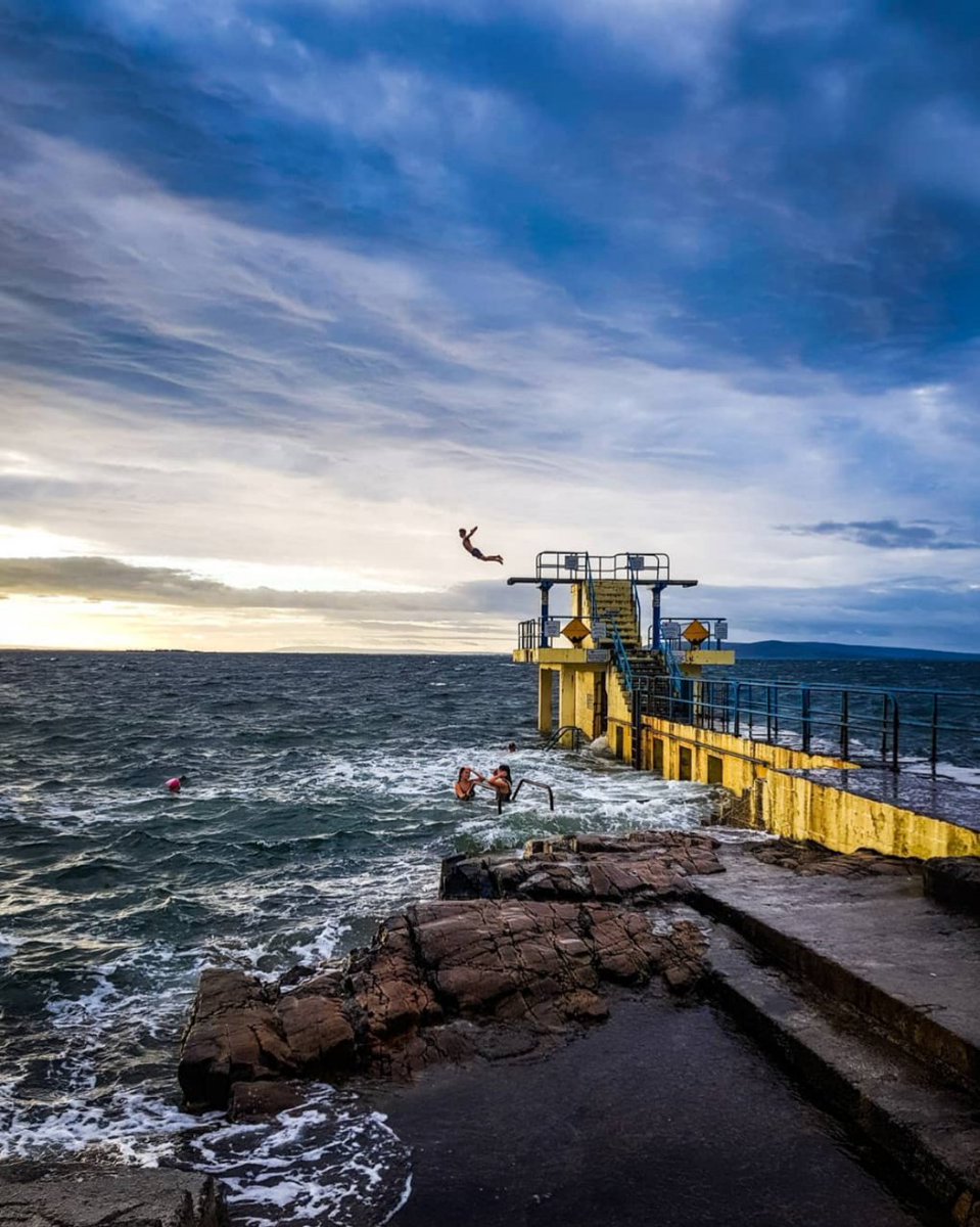 visit_galway's tweet photo. Diving into the week Galway style... 😎🏊‍♂️💯😍

📸 IG / markconlon091
📌 Salthill, Galway

#Diving #Flying #Blackrock #DivingTower #LoveThis #Sunrise #Swim #SalthillProm #WildAtlanticWay #Salthill #Galway #Ireland #VisitGalway https://t.co/BWIDdMXisR