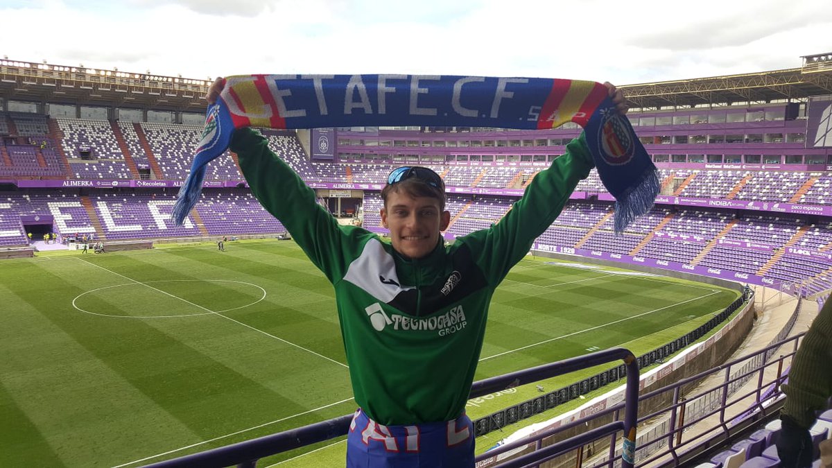 charlyygarcia_'s tweet photo. Ayer en el Coliseum perdí (creo) esta bufanda.

Le tengo mucho cariño. La usaba mi padre cuando el Getafe jugaba en segunda B y siempre la he llevado cada vez que jugaba el Getafe.

Ruego difusión y RT a ver si hay suerte y la podemos encontrar.

¡Gracias azulones! 💙💙 https://t.co/a78nr4aUJK