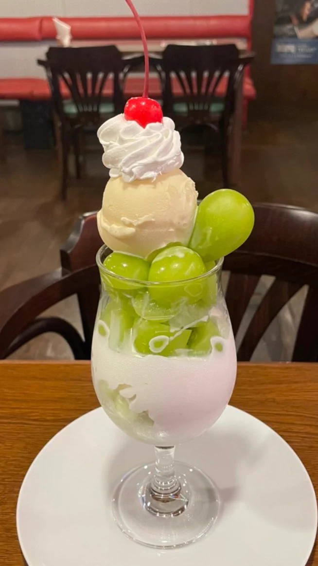 シャインマスカットの在庫量が大変なことに！切実な願いと豪華なパフェたちが話題！