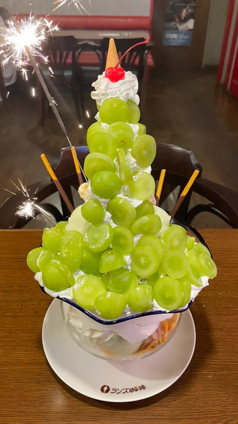 シャインマスカットの在庫量が大変なことに！切実な願いと豪華なパフェたちが話題！