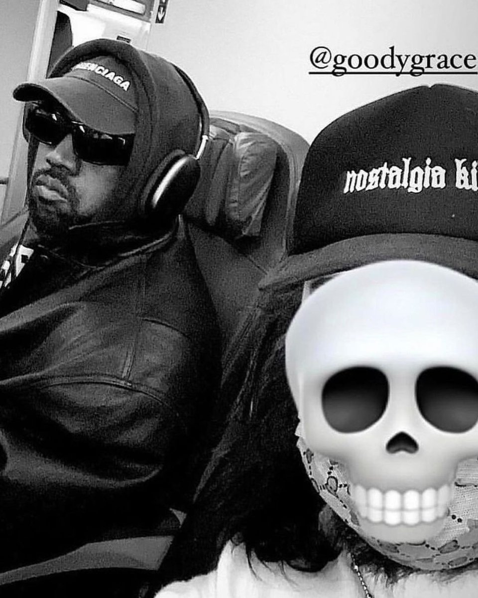 RAPRNBmag's tweet photo. Kanye West a récemment volé seul en classe économique 🎫 De quoi ravir ses fans qui ont pu prendre des photos avec lui ✈️ Une occasion aussi pour le chanteur Goody Grace qui a pu rencontrer son "goat" alors qu'il partait pour la 1ère date de sa tournée 🙌 https://t.co/Wj1AaW0xWC