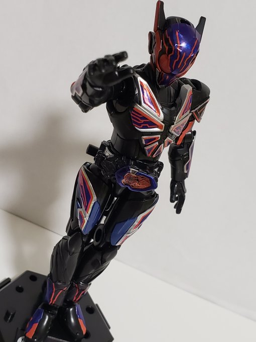 装動
エデン

完成
カッコいいがシールが多く頭はフルフェイス1枚シールと言う結構無茶仕様w

明日はかなり楽しみにしてたあいつだよ🤫

装動まとめ
https://t.co/B3J5EQUm5D 