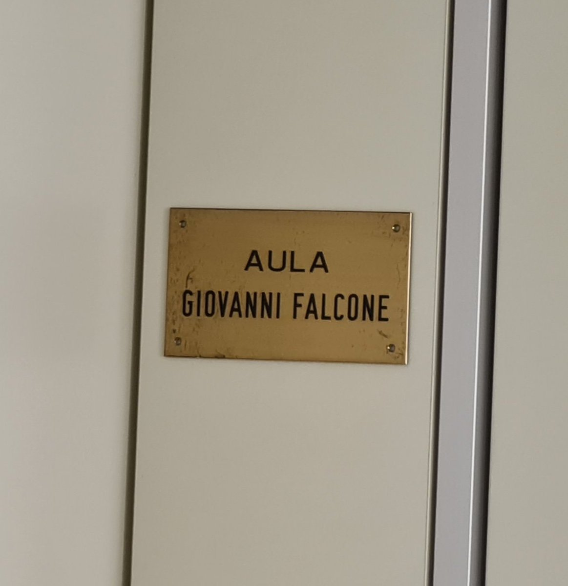 D'una sala d'audiència que porta aquest nom només en podia sortir una decisió justa. Aquesta tarda podré seguir el ple del <a href="/Europarl_CAT/">Parlament Europeu</a> de manera telemàtica des de l'Alguer, perquè la justícia sarda ha suspès el procediment d'extradició.