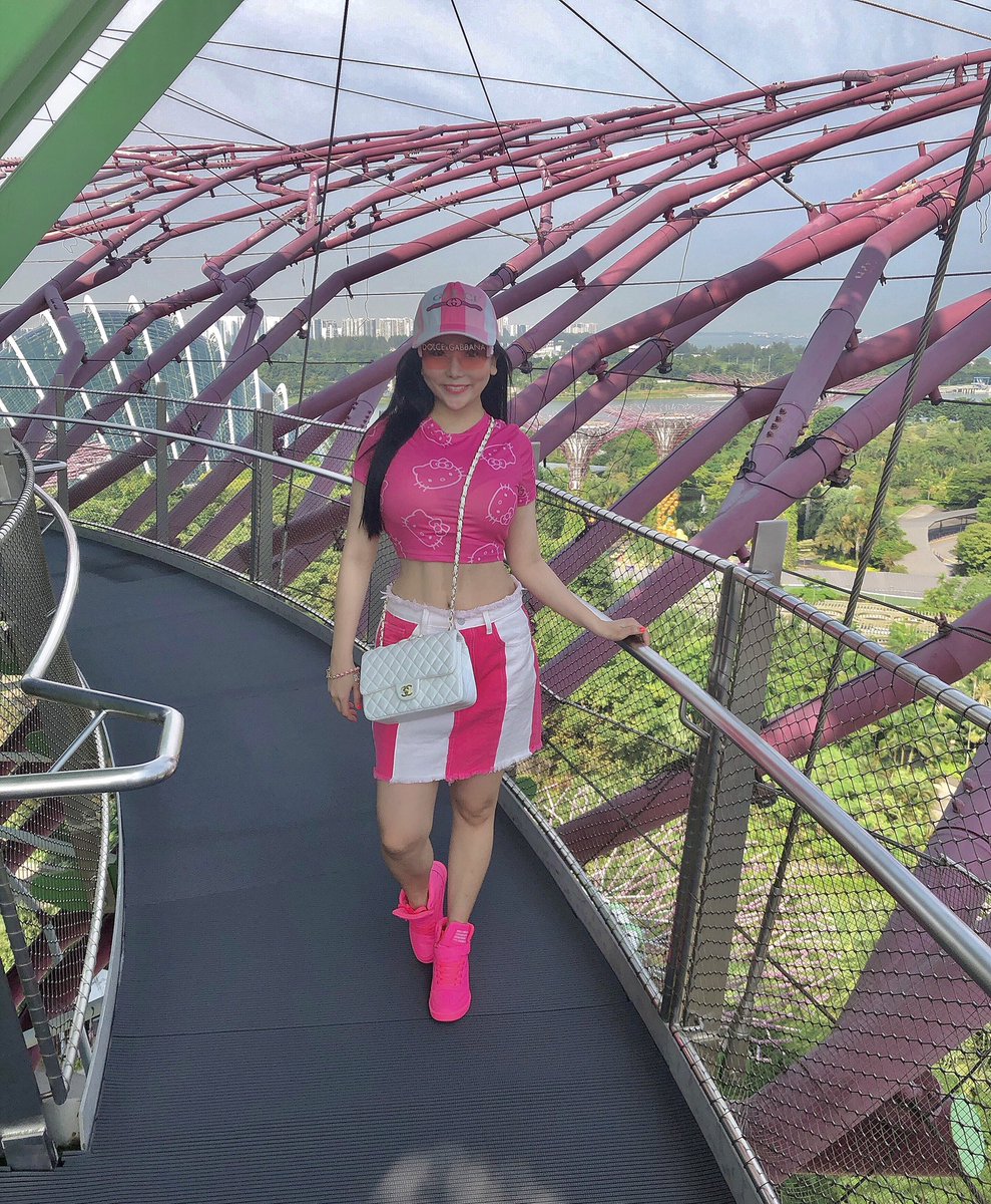 I think this is what you call 11 abs and S line body shape. Also, it’s such a fun out on beautiful day in a futuristic, utopian city.