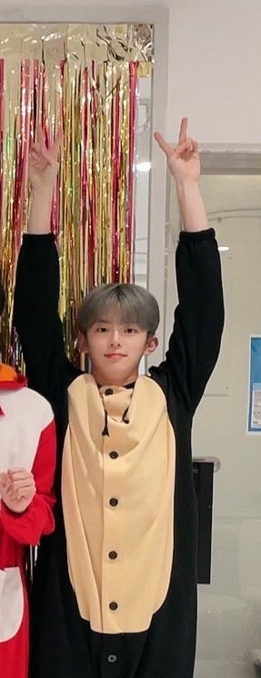 httpsdongsik's tweet photo. NAUURR 😭 WHY IS HE SO TINY
#1000DAYSWITHVERIVERY
#베리베리 #VERIVERY
@by_verivery @the_verivery https://t.co/1DWvLOwFQx