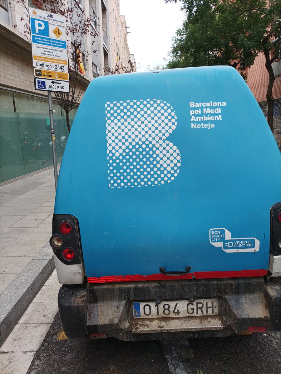 Pol_S_C's tweet photo. @AdaColau @bcn_ajuntament @GUBBarcelona com podem esperar una societat millor, si els propis treballadors de l,ajuntament no respecten les pròpies normes per els que tenen el dia a dia més dificil. https://t.co/BTXSGhE9yb
