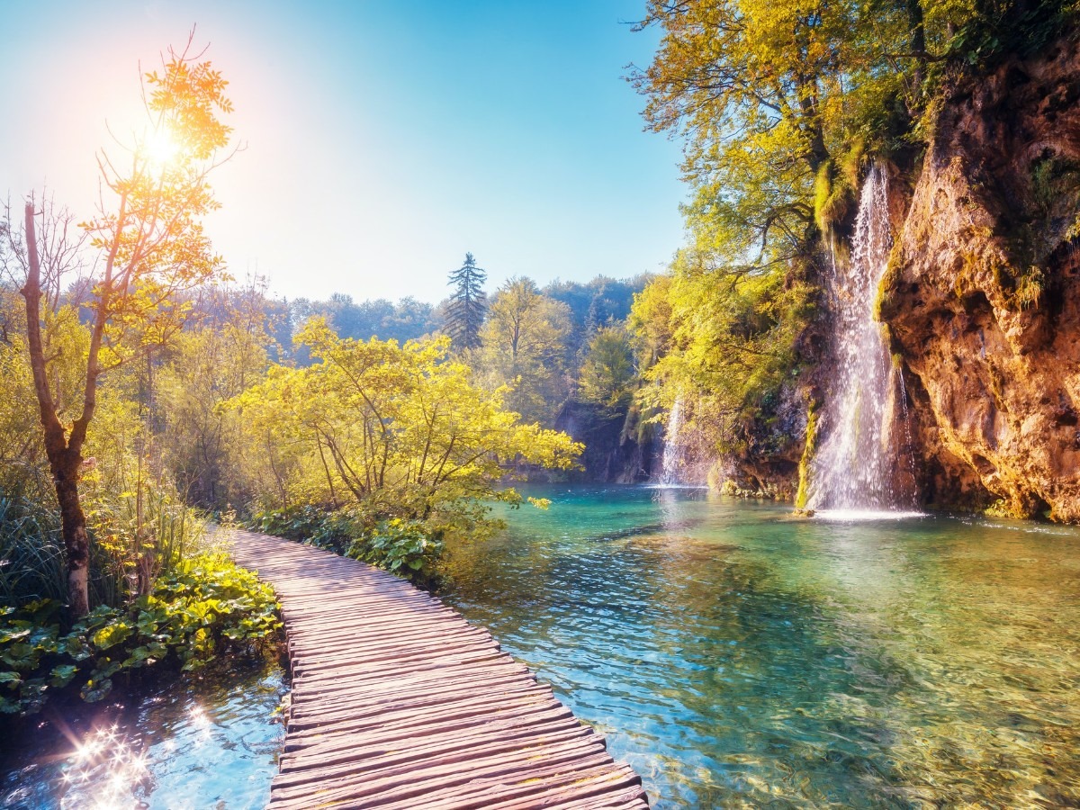 Vacansoleil_FR's tweet photo. Le Plitvice Holiday Resort bénéficie d'un emplacement de rêve : ce camping se trouve à seulement 10 minutes de route des lacs de Plitvice ! 🏞 
Un morceau de nature rempli de lacs de couleur turquoise et de cascades prêtes à vous éclabousser. 💦
👉 https://t.co/8fO5gZ6hbn 🍁🍂 https://t.co/0gBDkUzoLn