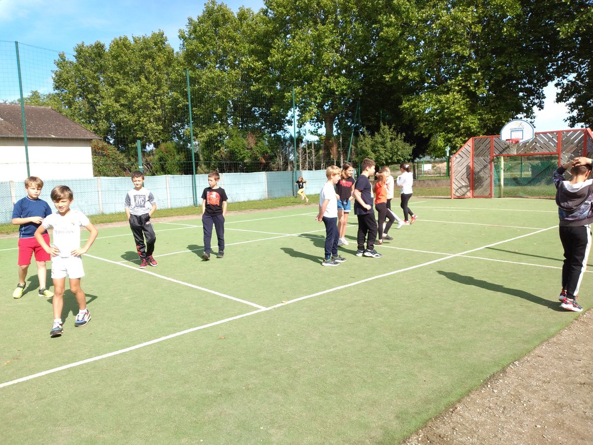 BernonMme's tweet photo. Nous vous conseillons ce jeu pour ameliorer son endurance. C est un jeu de course en relais où tout le monde participe.
#AnimCross
@Eps03degre1 @MickaelBellec @03Usep https://t.co/hkjbnAu010