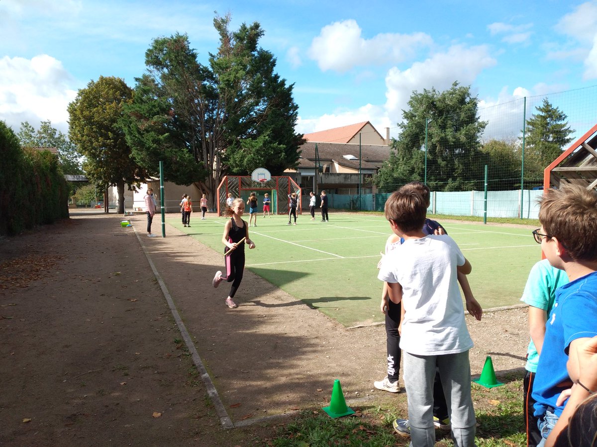 BernonMme's tweet photo. Nous vous conseillons ce jeu pour ameliorer son endurance. C est un jeu de course en relais où tout le monde participe.
#AnimCross
@Eps03degre1 @MickaelBellec @03Usep https://t.co/hkjbnAu010