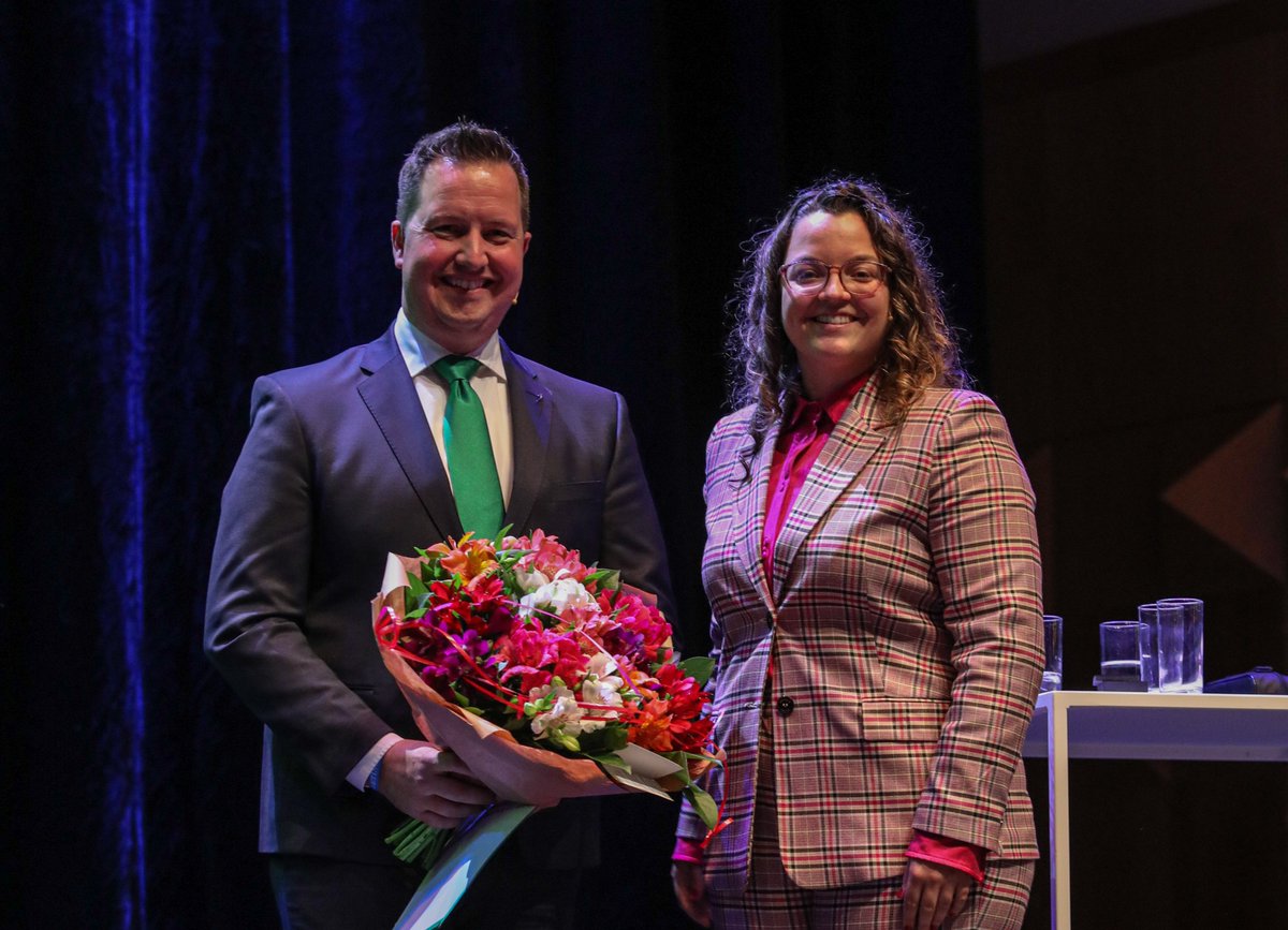 Trots op onze ereleden! Tijdens de ALV mocht voorzitter Anouk Dijkstra drie Jong Management leden het gouden ereledenspeldje opspelden: <a href="/DaanLammers/">Daan Lammers</a>, @MarijkeRoseboom en Bas Janssen. JM is jullie eeuwig dankbaar. Proficiat en veel dank!💚linkedin.com/posts/jong-man…