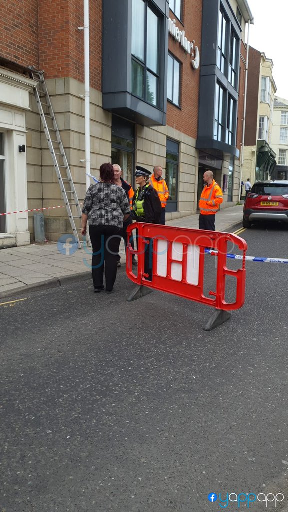 YappAppLtd's tweet photo. Scarborough's Golden Mile is sealed off and hundreds of staycationers evacuated today after ‘bomb threat’ https://t.co/7G1lU0NJ06 https://t.co/OuIZ82QF8u