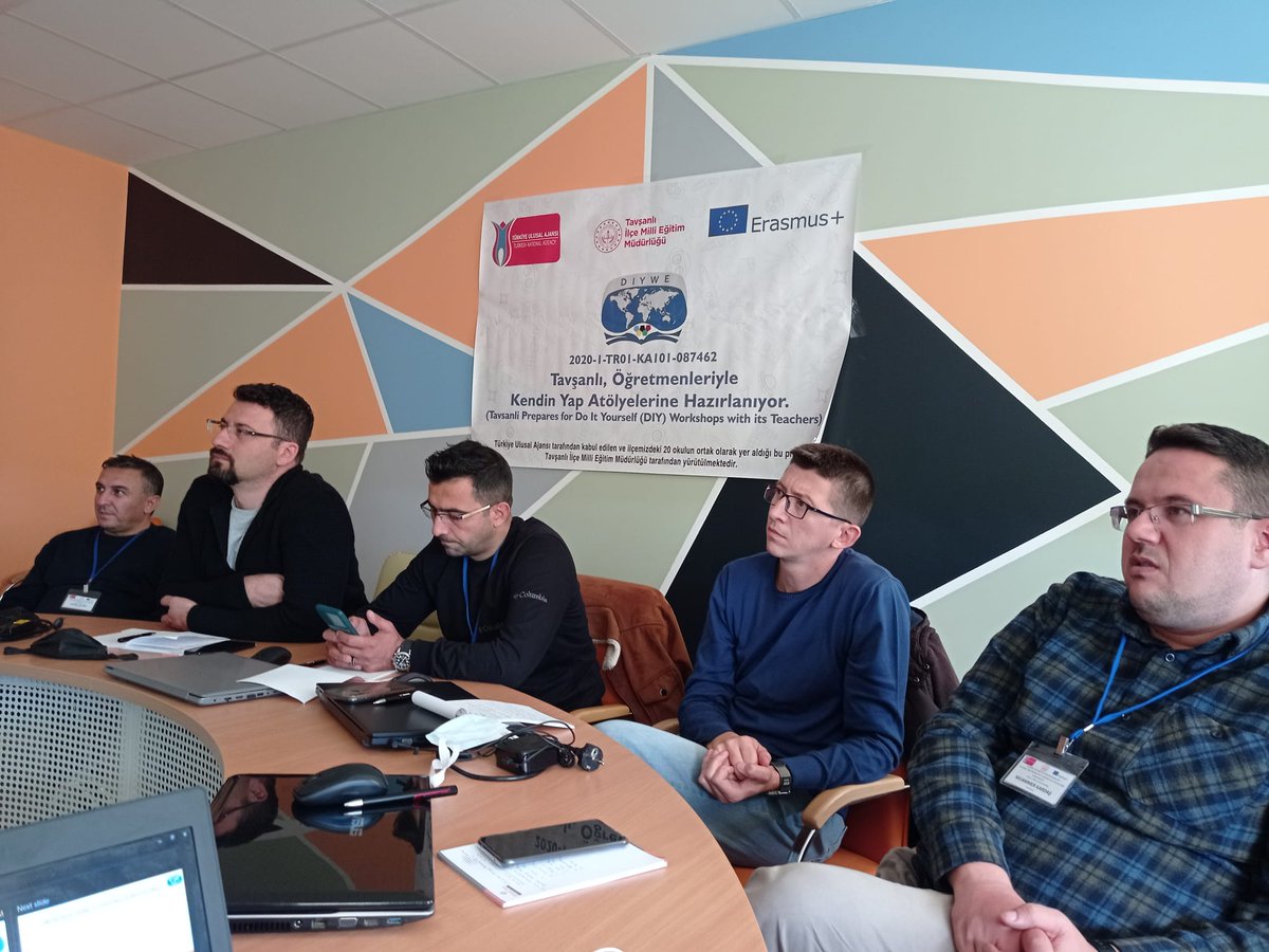 Diywe_Project's tweet photo. @ulusalajans tarafından desteklenen "Tavşanlı, Öğretmenleriyle Kendin Yap Atölyelerine Hazırlanıyor!" (DIYWE) projemizin Litvanya hareketliliği başladı. 3-9 Ekim tarihlerinde devam edecek kursun ilk gününde Hikaye anlatımı ve dijital oyunlarla ilgili temel konuları ele alındı. https://t.co/V9jLIy3O1m