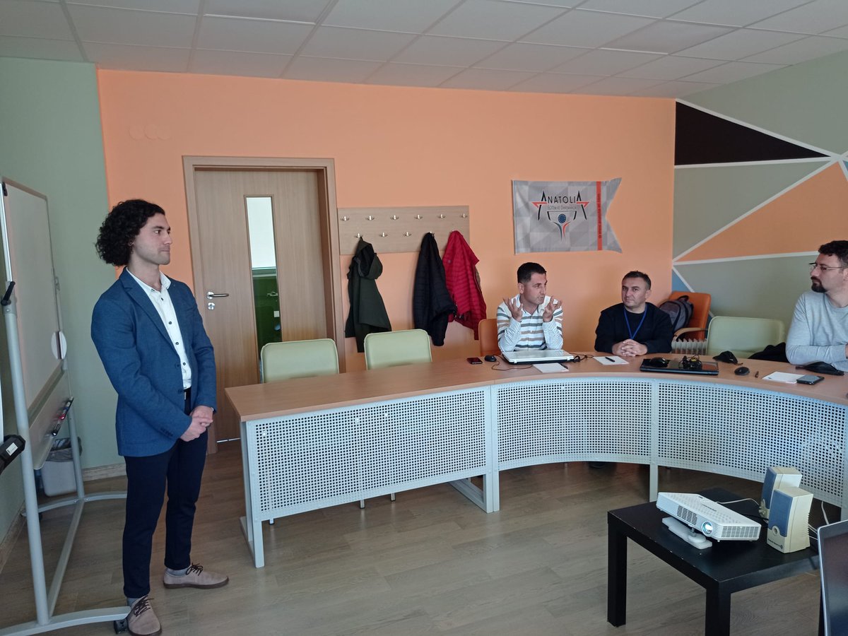 Diywe_Project's tweet photo. @ulusalajans tarafından desteklenen "Tavşanlı, Öğretmenleriyle Kendin Yap Atölyelerine Hazırlanıyor!" (DIYWE) projemizin Litvanya hareketliliği başladı. 3-9 Ekim tarihlerinde devam edecek kursun ilk gününde Hikaye anlatımı ve dijital oyunlarla ilgili temel konuları ele alındı. https://t.co/V9jLIy3O1m