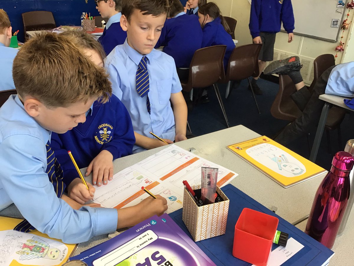 FrodManor's tweet photo. Shakespeare class are thinking about esafety and the advantages and disadvantages of different forms of communication. Sharing very sensible ideas. #manorhousecomputing https://t.co/eubSUGyGeM